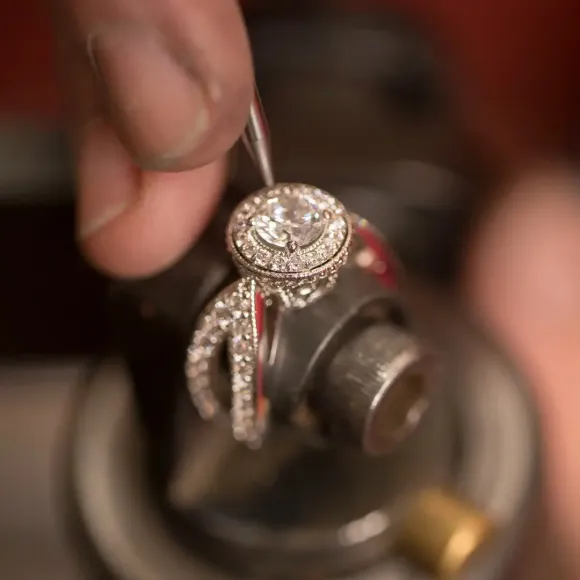 Gia Công Trang Sức Theo Yêu Cầu: Biến Ý Tưởng Độc Đáo Thành Hiện Thực